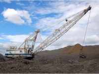 Dragline removing overburden